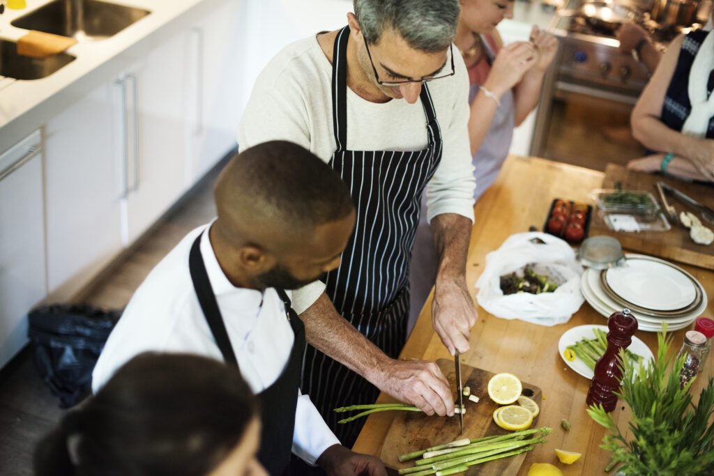groupe d amis cuisine dans la cuisine